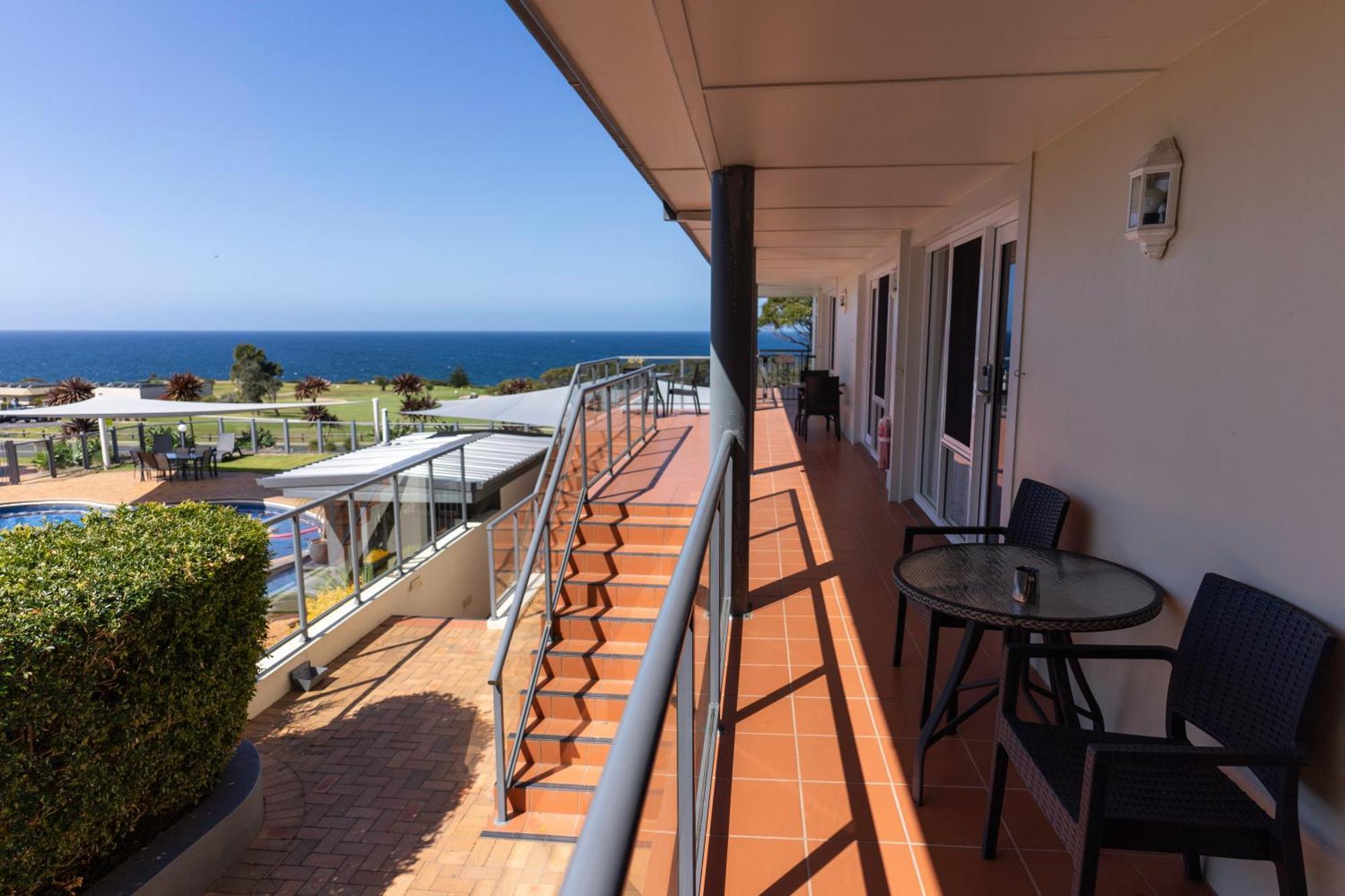 Amooran Oceanside Apartments And Motel Нарума Экстерьер фото