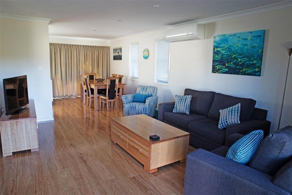 Amooran Oceanside Apartments And Motel Нарума Экстерьер фото